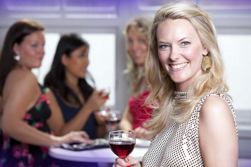 红酒,葡萄酒,东方人,西方人,笑,说,微笑,露齿笑,横图,室内,白天,正面,裙子,聚会,讨论,餐桌,窗户,桌子,欧洲,欧洲人,亚洲,连衣裙,墙,酒类,三杯,注视,黄种人,玻璃窗,墙壁,墙面,酒,饮料,观察,看,红葡萄酒,餐台,观看,察看,关注,集会,聚首,交流,白种人,亚洲人,沟通,讲话,交谈,商讨,说话,谈话,半身,彩图