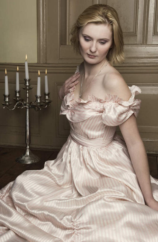 西方人,一个人,坐,竖图,室内,白天,正面,晚礼服,欧洲,欧洲人,仅一个年轻女性,仅一个女性,仅一个人,注视,粉色,观察,看,一件,观看,优雅,察看,高贵,关注,演出服,尊贵,高尚,文雅,崇高,尤物,年轻女性,女人,女性,白种人,坐着,半身,彩图,晚宴服,舞会服,洋服,洋装,夜礼服,佳丽,丽人,美人