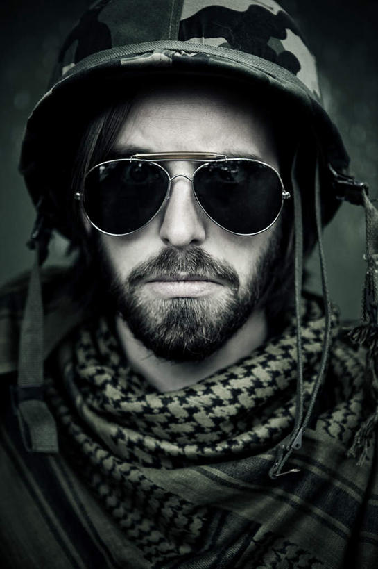 西方人,一个人,站,竖图,室外,特写,白天,正面,帽子,欧洲,欧洲人,仅一个男性,仅一个人,一副,戴,墨镜,头盔,眼镜,注视,仅一个年轻男性,安全帽,太阳镜,太阳眼镜,观察,看,站着,遮阳镜,战争,观看,战士,戴着,察看,关注,潜伏,伪装,战斗,部队,军队,一顶,兵士,战役,埋伏,假装,游击战,男人,男性,年轻男性,白种人,站立,半身,彩图