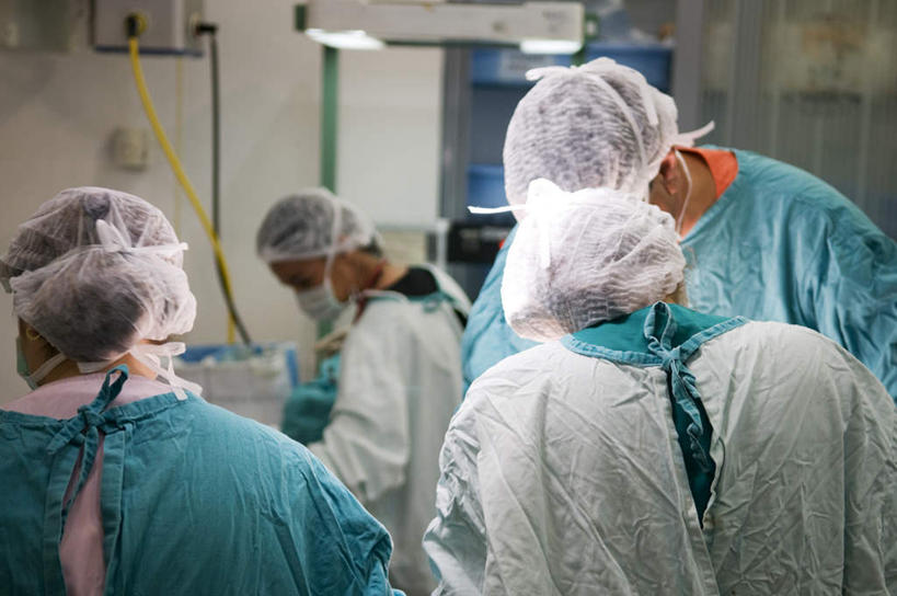 西方人,四个人,医生,医院,站,横图,室内,白天,宠物,猫,帽子,欧洲,欧洲人,波斯猫,繁忙,注视,背面,动物,观察,看,站着,医护人员,医疗人员,可爱,观看,察看,做手术,手术室,关注,忙碌,猫咪,医疗机构,医生帽,劳碌,男人,男性,女人,女性,中年男性,中年女性,白种人,大夫,站立,半身,彩图,病院,诊所