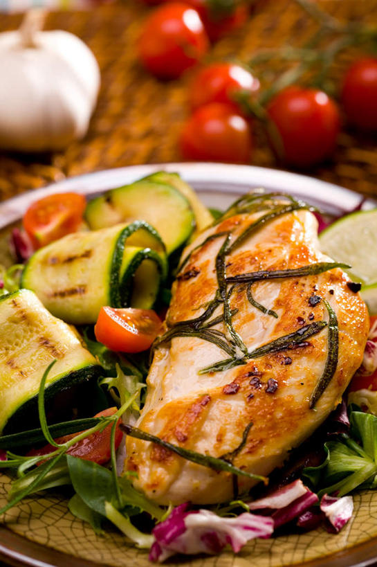 无人,竖图,俯视,室内,特写,白天,餐桌,桌子,蔬菜,蒜,西红柿,阴影,新鲜,反射,影子,陶瓷,鸡肉,肉,食品,陶瓷制品,蒜头,肉类,食物,容器,碗,一盘,有机食品,绿色食品,餐台,储藏,迷迭香,储存,肉食,海洋之露,胡蒜,番茄,大蒜,彩图,高角度拍摄,贮存