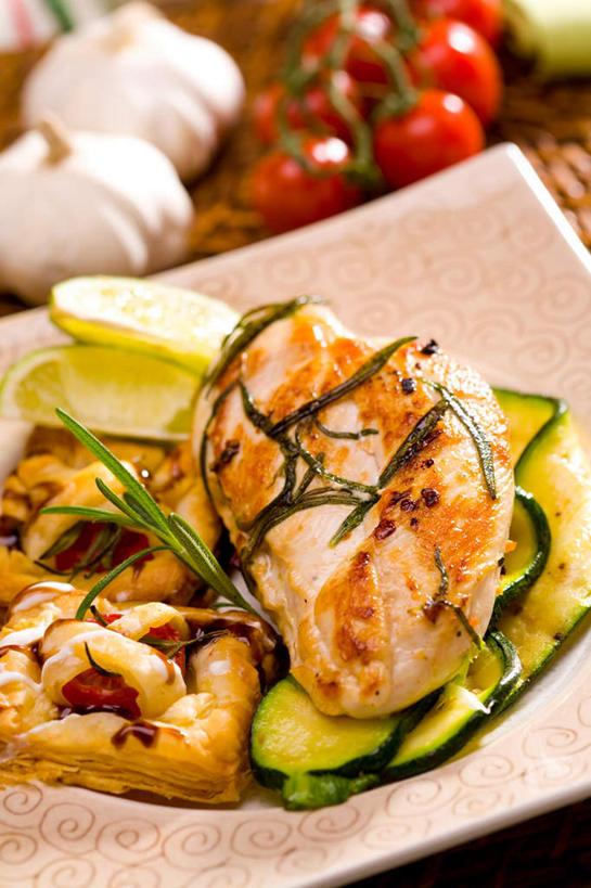 无人,竖图,俯视,室内,特写,白天,餐桌,桌子,蔬菜,蒜,西红柿,阴影,新鲜,反射,影子,陶瓷,鸡肉,肉,食品,陶瓷制品,蒜头,肉类,食物,容器,碗,一盘,有机食品,绿色食品,餐台,储藏,迷迭香,储存,肉食,海洋之露,胡蒜,番茄,大蒜,彩图,高角度拍摄,贮存