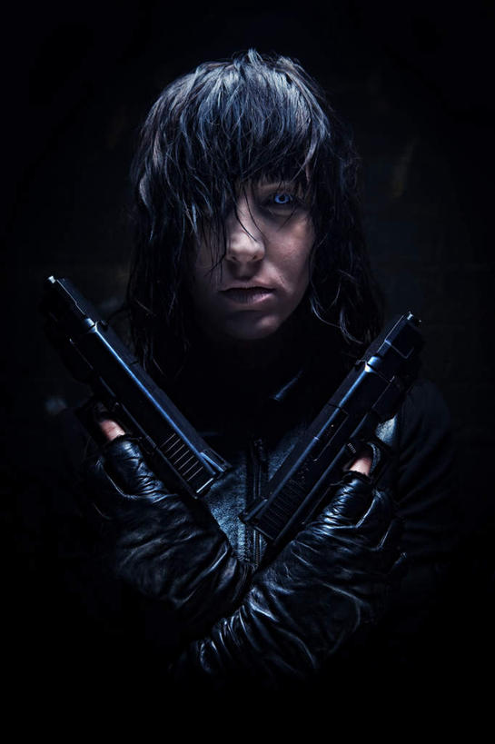 西方人,手,一个人,站,双手交叉,竖图,室内,白天,正面,神秘,欧洲,欧洲人,仅一个年轻女性,仅一个女性,仅一个人,握,阴影,服装,反射,枪,影子,拿,拿着,衣服,黑色,手套,站着,张嘴,手部,握着,服饰,严肃,双手抱胸,衣着,庄重,穿着,凶恶,吸血鬼,张大嘴巴,含蓄,凶险,沉静,阴险,衣饰,中间色,狠毒,横暴,泼辣,肆虐,凶暴,凶横,暴虐,残暴,残忍,凶残,凶狠,年轻女性,女人,女性,白种人,张开嘴,站立,半身,彩图