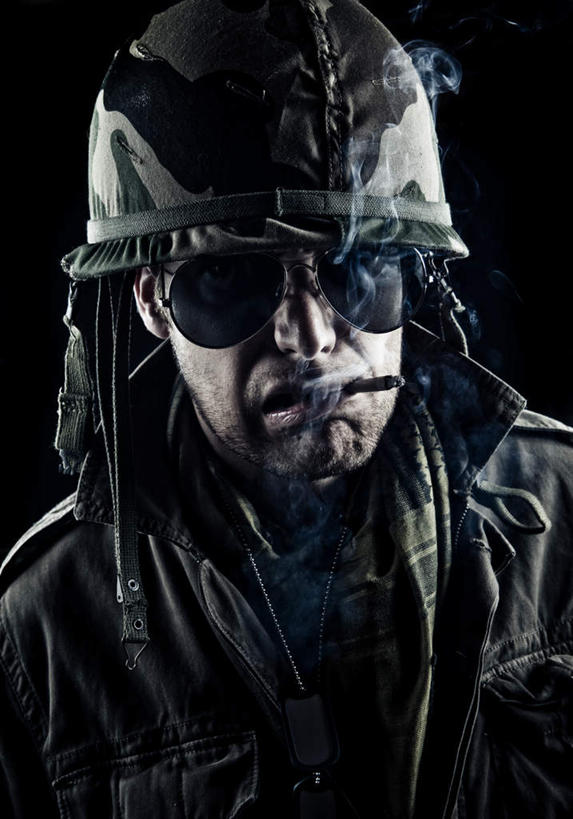 西方人,脸,头,脸颊,一个人,站,吸烟,竖图,室内,特写,白天,正面,香烟,帽子,欧洲,欧洲人,仅一个男性,仅一个人,阴影,服装,反射,墨镜,头盔,眼镜,影子,注视,休闲装,仅一个年轻男性,衣服,安全帽,太阳镜,太阳眼镜,观察,看,站着,张嘴,休闲,休闲服,烟,遮阳镜,服饰,观看,察看,关注,吸血鬼,张大嘴巴,男人,男性,年轻男性,白种人,头部,脸部,脸蛋,面部,卷烟,烟草,纸烟,张开嘴,抽烟,站立,半身,彩图