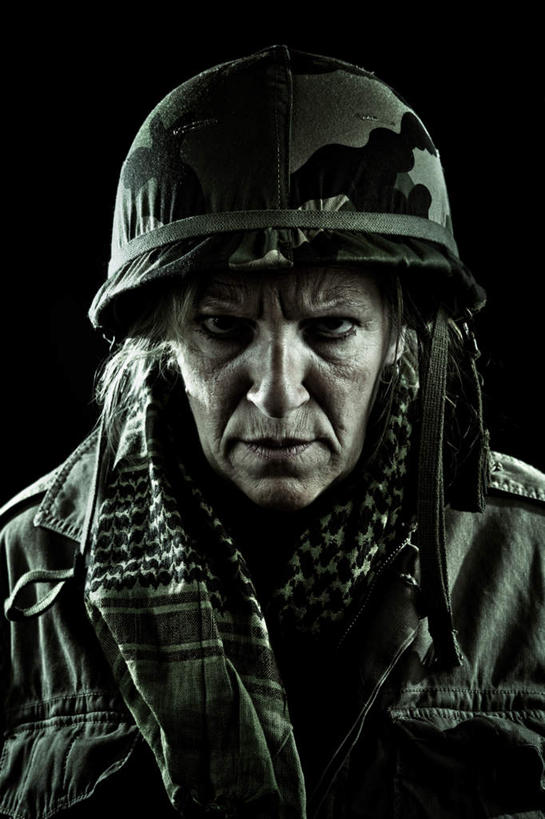 西方人,一个人,站,竖图,室内,白天,正面,制服,帽子,欧洲,欧洲人,仅一个男性,仅一个人,阴影,反射,头盔,影子,注视,仅一个年轻男性,衣服,安全帽,观察,看,站着,观看,军人,严肃,察看,军装,庄重,关注,军服,严厉,威严,严峻,严正,男人,男性,年轻男性,白种人,站立,半身,彩图