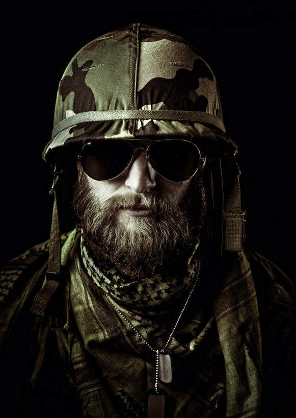 西方人,脸,头,脸颊,胡须,一个人,站,竖图,室内,特写,白天,正面,制服,帽子,项链,欧洲,欧洲人,仅一个男性,仅一个人,阴影,反射,墨镜,头盔,眼镜,影子,注视,装饰品,仅一个年轻男性,衣服,安全帽,饰品,首饰,太阳镜,太阳眼镜,观察,看,站着,遮阳镜,观看,军人,严肃,察看,军装,庄重,关注,军服,严厉,威严,严峻,严正,男人,男性,年轻男性,白种人,头部,胡子,络腮胡,脸部,脸蛋,面部,站立,半身,彩图