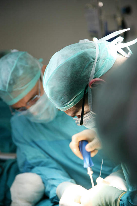 西方人,两个人,站,竖图,室内,白天,正面,工作服,制服,欧洲,欧洲人,弯腰,握,阴影,朦胧,模糊,锐利,光线,眼镜,影子,墙,灯光,刀具,拿,拿着,注视,墙壁,墙面,刀,低头,观察,看,站着,握着,观看,察看,锋利,手术室,手术刀,尖锐,关注,医疗器械,尖利,近视眼镜,弯身,两幅,犀利,厉害,工作制服,医疗用具,男人,男性,年轻男性,白种人,站立,半身,彩图,工作套服