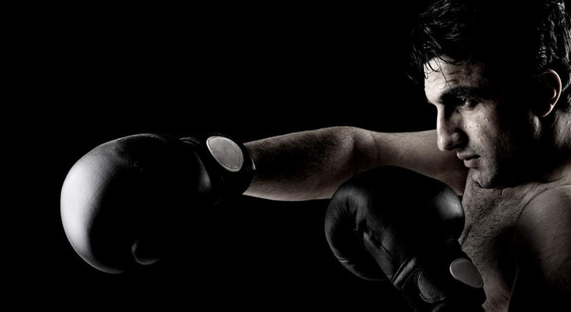 西方人,一个人,站,举,横图,黑白,室内,白天,侧面,房间,欧洲,欧洲人,仅一个男性,仅一个人,仅一个中年男性,一双,阴影,光线,影子,墙,灯光,拳击手套,注视,裸露,墙壁,墙面,观察,看,伸,托,站着,观看,屈,察看,关注,裸,男人,男性,中年男性,白种人,举起,举手,举着,向上举,向上伸,向上托,站立,半身