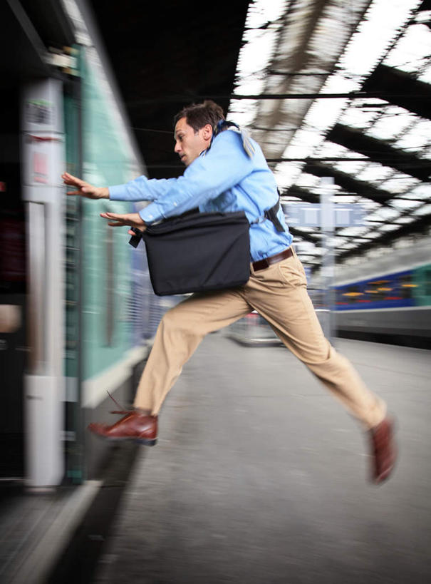 西方人,背,一个人,商务人士,商务男性,竖图,室外,白天,侧面,衬衫,火车,车站,欧洲,欧洲人,仅一个男性,仅一个人,仅一个中年男性,一辆,奔驰,套装,朦胧,模糊,包,公文包,站台,注视,跨,月台,车,一只,蓝色,交通工具,背着,奔跑,观察,驾驶,看,行驶,公事包,观看,操纵,控制,察看,关注,载具,商务装,工薪阶层,操控,把持,背负,仓猝,仓卒,匆匆,匆促,慌忙,急忙,男人,男性,中年男性,白种人,白领,上班族,彩图,全身,衬衣