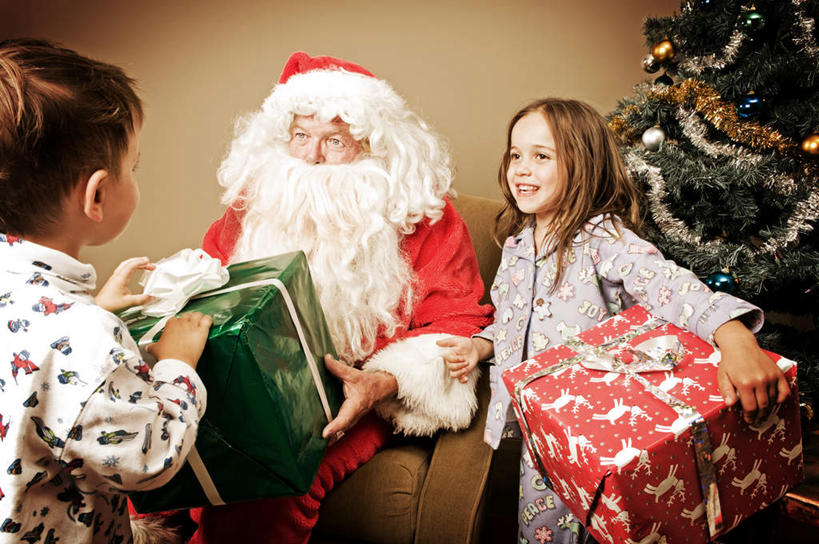 西方人,儿童,三个人,站,抱,横图,室内,白天,正面,纯洁,植物,礼盒,礼物,帽子,欧洲,圣诞节,欧洲人,圣诞老人,节日,庆祝,纸盒,圣诞树,注视,文化,盒子,树,树木,小孩,红色,绿色,自然,包装盒,礼品盒,观察,看,站着,两只,庆典,圣诞帽,可爱,童年,童趣,礼品,生长,成长,抱着,观看,赠送,纪念,察看,搂着,关注,童真,烂漫,无邪,一顶,棉帽,奉送,赠予,天真,老年男性,男人,男性,女孩,女人,女性,白种人,孩子,搂,搂抱,站立,半身,彩图,女生