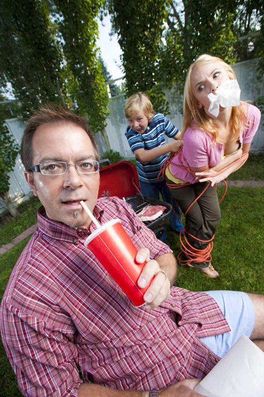 西方人,儿童,三个人,家庭,父亲,女儿,儿子,站,竖图,俯视,室外,白天,旅游,度假,烧烤,纯洁,草地,草坪,美景,植物,欧洲,欧洲人,一副,眼镜,景观,烤架,烤肉,注视,娱乐,草,树,树木,小孩,绿色,自然,观察,看,站着,享受,休闲,温暖,温馨,父女,父子,姐弟,一家人,铁架,景色,放松,父爱,可爱,童年,童趣,生长,成长,观看,和睦,察看,关注,饮水,自然风光,近视眼镜,童真,烂漫,无邪,天真,男孩,男人,男性,女孩,女人,女性,中年男性,白种人,孩子,站立,半身,彩图,高角度拍摄,融洽,男生,女生