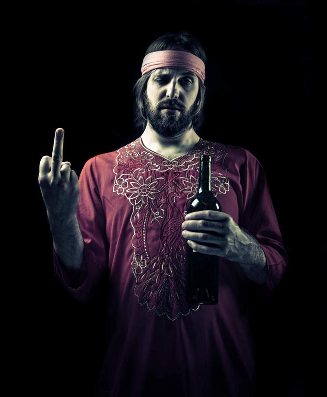 啤酒,西方人,手,中指,一个人,竖图,室外,白天,正面,欧洲,欧洲人,仅一个男性,仅一个人,仅一个中年男性,指,黑色背景,酒类,方向,玻璃制品,酒,酒瓶,饮料,玻璃瓶,瓶子,手势,向上,手部,竖,摄影,影棚,翘,一瓶,指向,鄙视,挑衅,藐视,讽刺,蔑视,嘲笑,人身攻击,男人,男性,中年男性,白种人,半身,彩图,影棚拍摄,拍摄