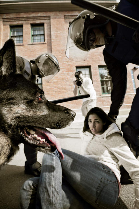 西方人,家,竖图,室外,白天,仰视,安全,宠物,狗,帽子,相机,欧洲,欧洲人,一条,服装,头盔,房屋,屋子,防护,许多人,休闲装,吐舌头,楼房,住宅,拍照,衣服,动物,安全帽,数码相机,伸舌头,张嘴,一群人,休闲,休闲服,吐舌,单反,可爱,摄影,服饰,单反相机,保护,逮捕,拘捕,保险,警犬,张大嘴巴,忠诚,保全,周全,安稳,安定,拘系,平安,白种人,照相机,张开嘴,犬,半身,彩图,低角度拍摄,照相,房子