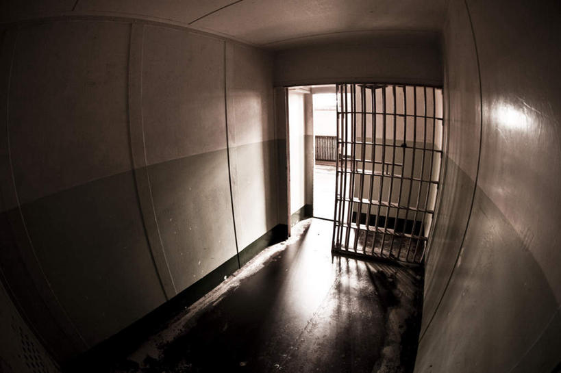 无人,家,横图,俯视,室内,白天,门,阴影,光线,影子,房屋,墙,屋子,灯光,楼房,墙壁,墙面,住宅,门框,监狱,监禁,束缚,关押,监牢,牢狱,监管,禁闭,看守,彩图,高角度拍摄,房子