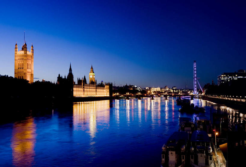 无人,横图,室外,夜晚,正面,旅游,度假,河流,水,标志建筑,地标,建筑,夜景,英国,欧洲,伦敦,时间,时钟,河水,水流,钟楼,首都,计时,娱乐,建设,大本钟,大笨钟,国会大厦,蓝色,蓝天,天空,钟表,天,享受,休闲,表,旅游胜地,放松,晴朗,西欧,大不列颠,国会大楼,大不列颠及北爱尔兰联合王国,万里无云,议会大厦,议会大楼,首都大厦,州议会大厦,州政府,州会议厅,塔钟,灯火辉煌,大不列颠联合王国,日不落英帝国,雾都,火树银花,灯烛辉煌,钟,晴空,晴空万里,彩图