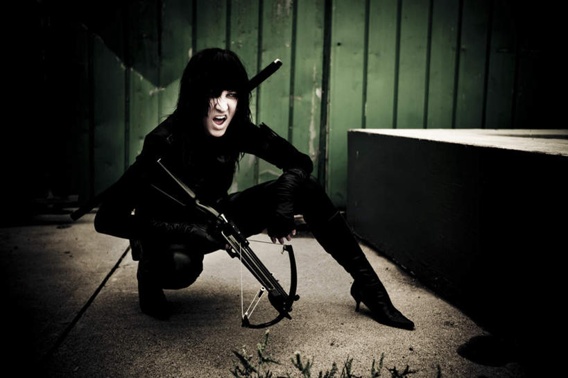 西方人,一个人,蹲,横图,室外,白天,正面,欧洲,欧洲人,仅一个年轻女性,仅一个女性,仅一个人,墙,注视,墙壁,墙面,观察,看,张嘴,观看,察看,关注,吸血鬼,张大嘴巴,年轻女性,女人,女性,白种人,张开嘴,蹲着,彩图,全身