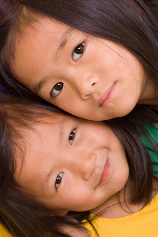 东方人,儿童,两个人,家庭,姐妹,双胞胎,站,笑,微笑,竖图,室外,白天,正面,亚洲,倾斜,注视,黄种人,小孩,观察,看,站着,温暖,温馨,一家人,观看,和睦,察看,关注,歪斜,女孩,女人,女性,亚洲人,站立,半身,彩图,融洽,女生