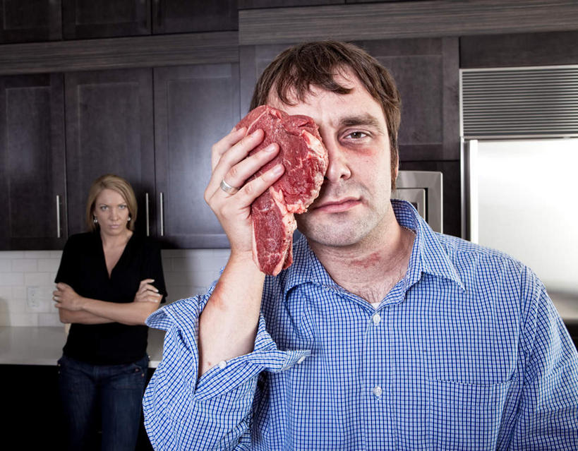 西方人,两个人,夫妻,站,举,双手交叉,横图,室内,白天,正面,爱情,欧洲,欧洲人,握,阴影,服装,反射,影子,墙,肉,牛肉,浪漫,拿,拿着,注视,休闲装,肉类,墙壁,墙面,衣服,蓝色,观察,看,托,站着,休闲,休闲服,恩爱,握着,恋人,服饰,观看,察看,双手抱胸,暴力,关注,肉食,家暴,男人,男性,女人,女性,中年男性,中年女性,白种人,夫妇,情侣,举起,举手,举着,向上举,向上伸,向上托,站立,半身,彩图,伴侣