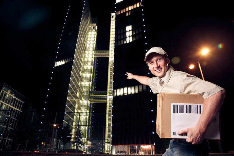 西方人,一个人,站,笑,微笑,露齿笑,横图,室外,夜晚,仰视,工作服,制服,路灯,照明,欧洲,欧洲人,仅一个男性,仅一个人,握,指,服装,纸盒,灯光,拿,拿着,注视,方向,灯,盒子,仅一个年轻男性,衣服,包装盒,容器,观察,看,手势,站着,快递员,握着,服饰,观看,储藏,照亮,察看,指向,衣着,食指,照明设备,储存,穿着,关注,快递,速递,工作制服,衣饰,男人,男性,年轻男性,白种人,站立,半身,彩图,低角度拍摄,工作套服,贮存