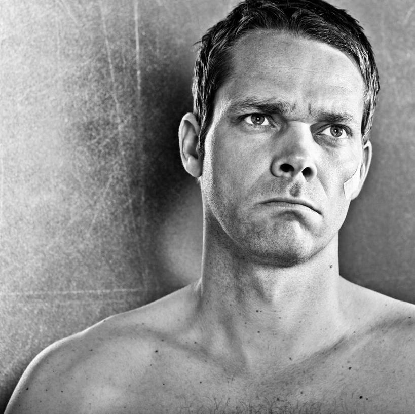 西方人,脸,头,脸颊,一个人,横图,黑白,室内,白天,正面,欧洲,欧洲人,仅一个男性,仅一个人,阴影,反射,影子,注视,裸露,仅一个年轻男性,医疗用品,观察,看,靠,靠着,治疗,观看,严肃,察看,医疗,医疗设备,庄重,关注,裸,胶布,严厉,止血,威严,严峻,严正,男人,男性,年轻男性,白种人,头部,脸部,脸蛋,面部,绷带,创可贴,半身