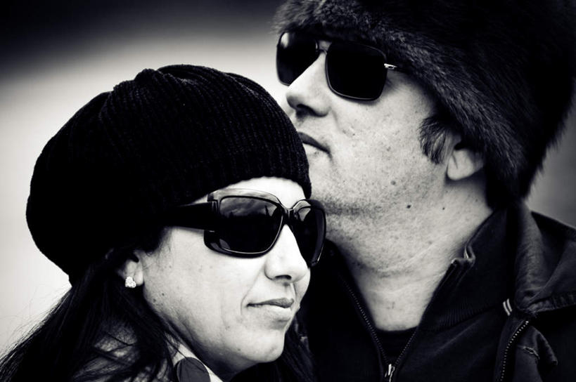 西方人,两个人,夫妻,抱,笑,微笑,横图,黑白,室外,白天,侧面,爱情,帽子,欧洲,欧洲人,阴影,反射,墨镜,眼镜,影子,浪漫,太阳镜,太阳眼镜,亲昵,遮阳镜,恩爱,激情,亲密,亲热,恋人,抱着,搂着,棉帽,亲切,密切,男人,男性,女人,女性,中年男性,中年女性,白种人,夫妇,情侣,搂,搂抱,半身,伴侣