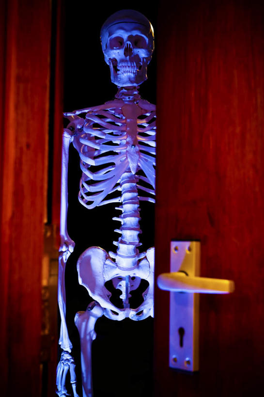 骨骼,无人,站,竖图,室内,白天,正面,门,阴影,缝隙,裂缝,光线,影子,灯光,骨头,一个,红色,把手,门把手,门框,站着,单个,门把,骨架,恐怖,漏洞,可怕,可骇,恐惧,拉手,站立,彩图