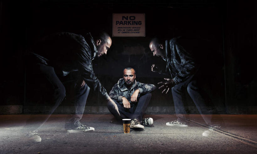 西方人,秃头,一个人,坐,横图,室内,夜晚,正面,道路,路,公路,欧洲,欧洲人,仅一个男性,仅一个人,阴影,服装,光线,影子,灯光,交通,休闲装,仅一个年轻男性,衣服,休闲,休闲服,乞丐,服饰,连续,乞讨,持续,叫花子,继续,接连,陆续,延续,一连,男人,男性,年轻男性,白种人,光头,无发,马路,坐着,彩图,全身