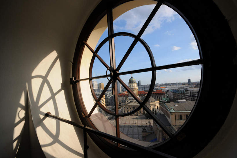 无人,家,教堂,横图,室内,白天,正面,度假,美景,城市风光,城市,许多,阴影,光线,影子,房屋,屋子,景观,云,云朵,很多,云彩,娱乐,楼房,住宅,蓝色,白云,蓝天,天空,阳光,天,享受,休闲,景色,放松,宗教,信仰,晴朗,信念,舷窗,晴空,彩图,房子,大教堂,礼拜堂