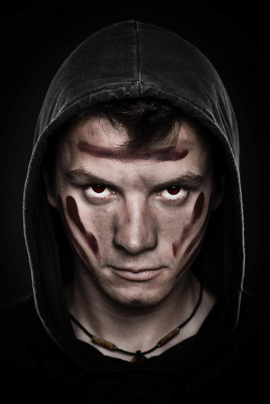 西方人,脸,头,脸颊,一个人,站,竖图,室内,白天,正面,欧洲,欧洲人,仅一个男性,仅一个人,阴影,黑色背景,生气,光线,影子,灯光,注视,仅一个年轻男性,观察,看,站着,愤怒,摄影,影棚,观看,察看,发怒,关注,情绪,脾气,忿怒,怨恨,强烈,邪恶,罪恶,险恶,激动,男人,男性,年轻男性,白种人,头部,脸部,脸蛋,面部,站立,半身,彩图,影棚拍摄,拍摄