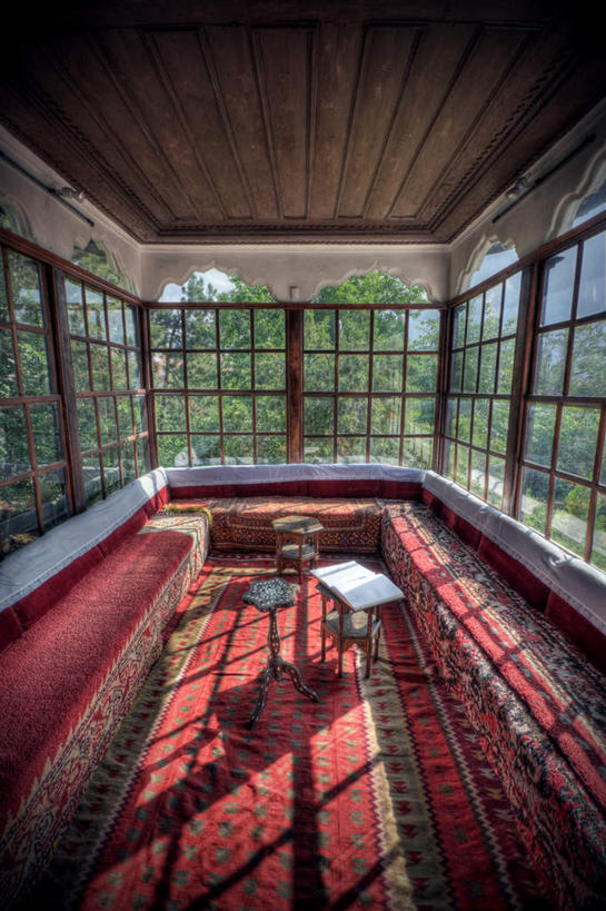 无人,家,竖图,室内,白天,正面,窗户,椅子,玻璃,阴影,光线,木制,板凳,木板,影子,凳子,房屋,木椅,屋子,楼房,玻璃窗,住宅,玻璃制品,红色,阳光,木制品,一间,彩图,房子