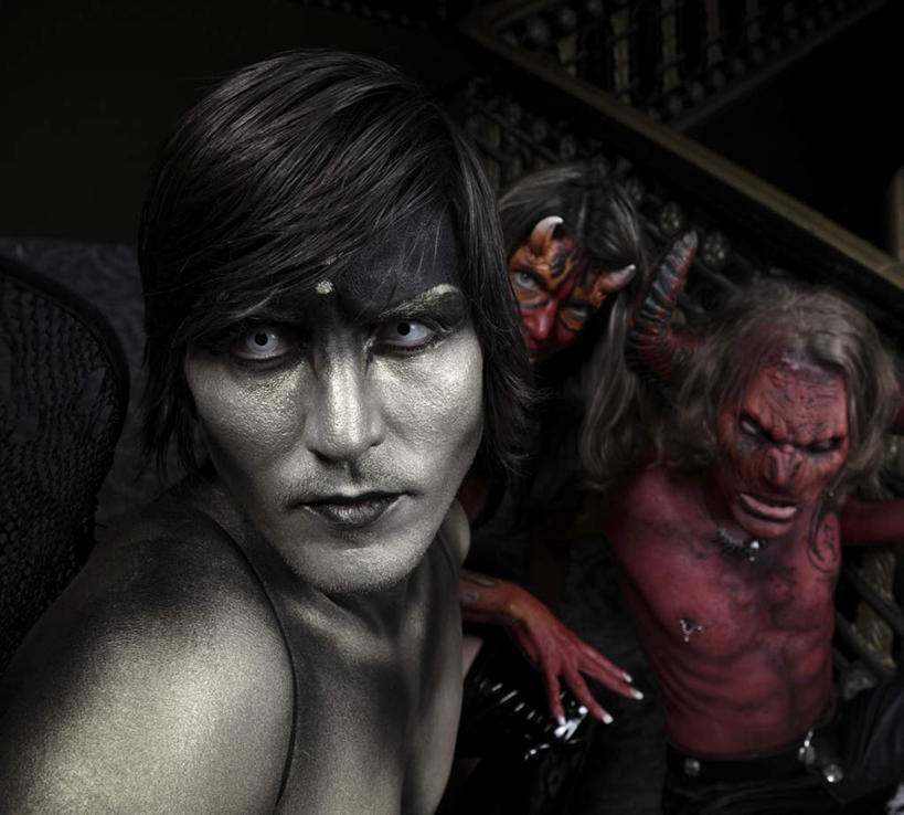 西方人,脸,头,脸颊,三个人,站,方图,室内,白天,正面,欧洲,欧洲人,黑色背景,面具,注视,红色,观察,看,站着,摄影,影棚,观看,察看,恐怖,关注,魔鬼,可怕,可骇,妖怪,恐惧,男人,男性,年轻男性,白种人,头部,脸部,脸蛋,面部,站立,半身,彩图,影棚拍摄,拍摄