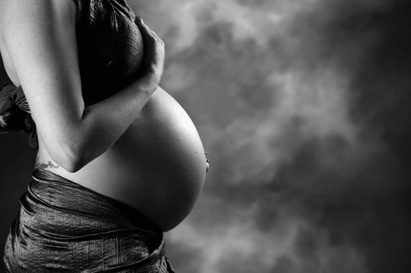 西方人,孕妇,一个人,站,横图,黑白,室内,特写,白天,侧面,欧洲,欧洲人,仅一个年轻女性,仅一个女性,仅一个人,阴影,服装,朦胧,模糊,光线,影子,灯光,衣服,站着,怀孕,服饰,待产,衣着,穿着,妊娠,准妈妈,衣饰,年轻女性,女人,女性,白种人,产妇,站立,半身