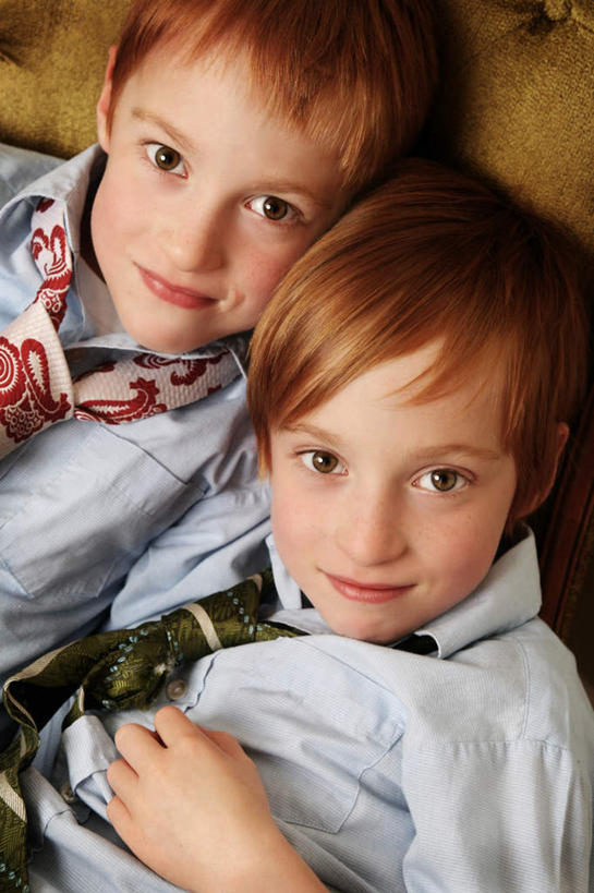 西方人,儿童,两个人,家庭,兄弟,双胞胎,坐,笑,微笑,竖图,俯视,室内,白天,欧洲,欧洲人,注视,小孩,观察,看,亲昵,温暖,温馨,一家人,亲密,亲热,观看,和睦,察看,关注,亲切,密切,男孩,男人,男性,白种人,坐着,半身,彩图,高角度拍摄,融洽,男生