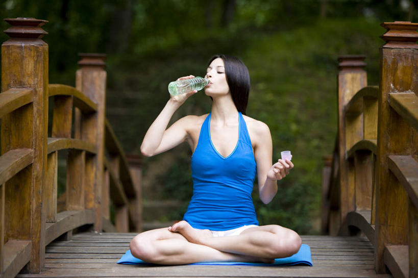 西方人,一个人,坐,盘腿,横图,室外,白天,正面,锻炼,旅游,度假,瑜伽,运动,草地,草坪,美景,植物,欧洲,欧洲人,仅一个年轻女性,仅一个女性,仅一个人,一条,喝水,服装,木板,毯子,景观,桥,木桥,娱乐,栈桥,草,衣服,蓝色,绿色,自然,瑜伽垫,垫子,一件,享受,休闲,景色,放松,养生,服饰,人行桥,木板桥,衣着,穿着,饮水,自然风光,瑜伽毯,衣饰,尤物,体育,年轻女性,女人,女性,白种人,盘腿而坐,盘膝,盘着腿的,盘着腿坐,双腿交叉,坐着,彩图,全身,健身,佳丽,丽人,美人