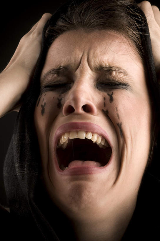 西方人,一个人,竖图,室内,特写,白天,正面,失败,欧洲,欧洲人,仅一个年轻女性,仅一个女性,仅一个人,抱头,黑色背景,沮丧,难受,无奈,摄影,影棚,失望,悲伤,伤心,难过,失落,颓废,挫败,受挫,落败,落空,错过,失足,失意,失策,失算,颓丧,衰颓,悲哀,懊丧,颓靡,气馁,丧气,捧首,捧头,抽泣,堕泪,呜咽,饮泣,败北,挫折,失利,年轻女性,女人,女性,白种人,半身,彩图,影棚拍摄,哭泣,啼哭,拍摄