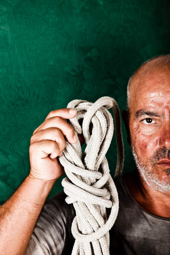 西方人,胡须,秃头,一个人,站,竖图,室内,白天,正面,欧洲,欧洲人,仅一个男性,仅一个人,握,绿色背景,服装,拿,拿着,注视,休闲装,捆,衣服,灰色,绳子,绑,观察,看,站着,仅一个老年男性,休闲,休闲服,握着,摄影,服饰,影棚,观看,察看,关注,老年男性,男人,男性,白种人,光头,胡子,无发,小胡子,站立,半身,彩图,影棚拍摄,拍摄