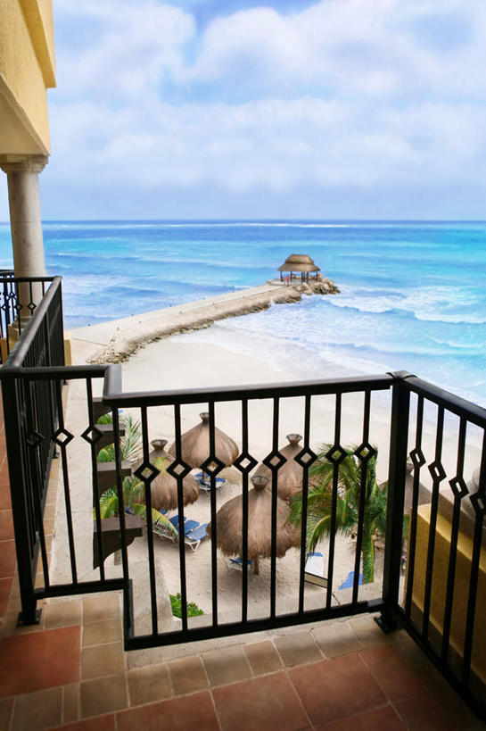无人,家,栏杆,露台,竖图,室外,白天,正面,旅游,度假,海浪,海洋,美景,阳台,房屋,屋子,景观,浪花,水平线,围栏,辽阔,海平线,娱乐,护栏,楼房,住宅,蓝色,蓝天,天空,自然,海水,天,享受,休闲,广阔,景色,放松,晴朗,一望无际,自然风光,美洲,海景,万里无云,亚美利加洲,无边无际,一马平川,加勒比,加勒比国家联盟,大海,风浪,海,海水的波动,近岸浪,涌浪,晴空,晴空万里,彩图,房子,露天阳台,水天相接,水天一线