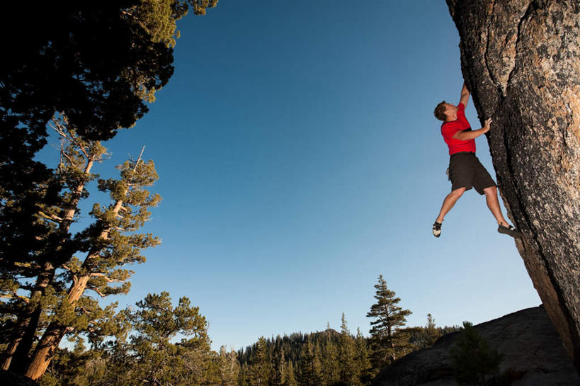 西方人,一个人,运动员,举,攀登,横图,室外,白天,仰视,运动服,锻炼,运动,石头,森林,山,山脉,树林,植物,欧洲,欧洲人,仅一个男性,仅一个人,服装,石子,山峰,山峦,休闲装,树,树木,仅一个年轻男性,衣服,绿色,自然,群山,托,休闲,休闲服,服饰,生长,成长,衣着,穿着,衣饰,体育,男人,男性,年轻男性,白种人,石块,岩石,体育运动员,运动选手,登攀,登山,举起,举手,举着,爬山,攀,攀高,攀爬,向上举,向上伸,向上托,彩图,低角度拍摄,全身,健身,运动装