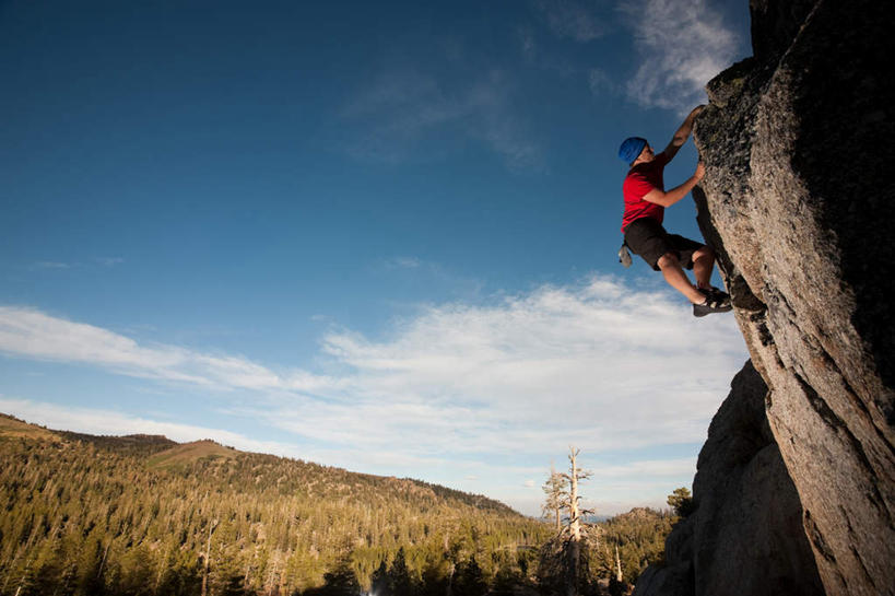 西方人,一个人,运动员,举,攀登,横图,室外,白天,仰视,锻炼,运动,石头,森林,山,山脉,树林,植物,欧洲,欧洲人,仅一个男性,仅一个人,握,服装,石子,头巾,山峰,山峦,休闲装,树,树木,仅一个年轻男性,衣服,绿色,自然,群山,托,休闲,休闲服,握着,服饰,生长,成长,体育,男人,男性,年轻男性,白种人,石块,岩石,体育运动员,运动选手,登攀,登山,举起,举手,举着,爬山,攀,攀高,攀爬,向上举,向上伸,向上托,彩图,低角度拍摄,全身,健身