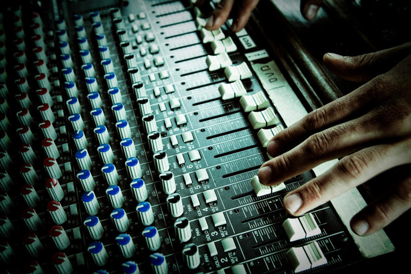 西方人,脸,头,脸颊,一个人,坐,横图,室内,特写,白天,正面,欧洲,欧洲人,双手,仅一个男性,仅一个人,握,拿,拿着,仅一个年轻男性,握着,媒体,司仪,广播,播音员,宣传,主持人,主持,放音设备,节目主持人,广播员,男人,男性,年轻男性,白种人,头部,脸部,脸蛋,面部,坐着,半身,彩图