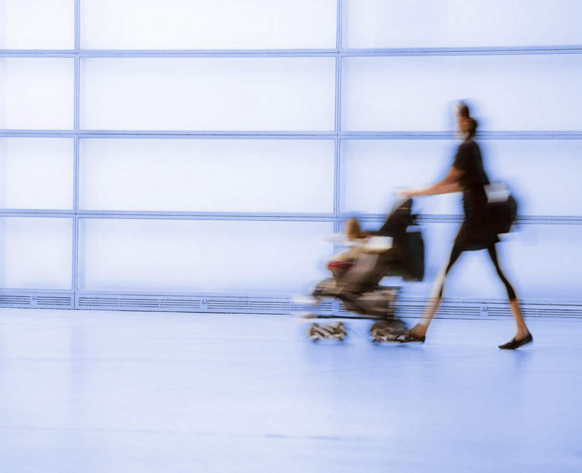 西方人,一个人,走,横图,室内,白天,侧面,欧洲,欧洲人,仅一个年轻女性,仅一个女性,仅一个人,服装,朦胧,模糊,墙,休闲装,墙壁,墙面,婴儿车,衣服,休闲,休闲服,服饰,年轻女性,女人,女性,白种人,步行,散步,走路,彩图,全身