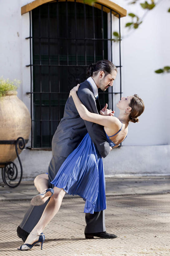 西方人,胡须,两个人,伙伴,朋友,栏杆,站,竖图,室外,白天,侧面,鞋,衬衫,裙子,西装,跳舞,友谊,窗户,落地窗,鞋子,欧洲,欧洲人,弯腰,握,阴影,连衣裙,套装,裤子,正装,光线,影子,墙,围栏,领带,皮革,地面,敲,注视,职业装,护栏,玻璃窗,相视,墙壁,墙面,阳光,抹胸,观察,看,站着,面对面,握着,观看,对视,察看,关注,相对,舞姿,相看,弯身,抹胸裙,友情,男人,男性,年轻男性,年轻女性,女人,女性,白种人,胡子,络腮胡,站立,彩图,全身,衬衣,皮鞋,舞蹈