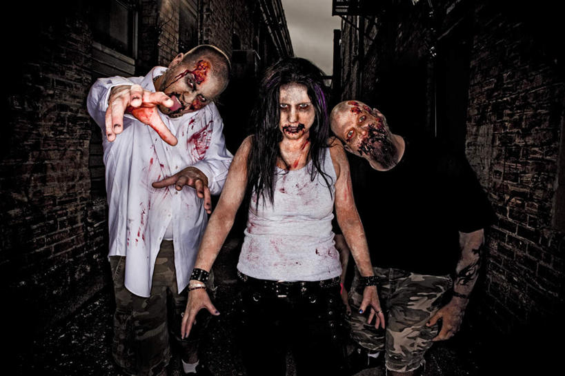 西方人,三个人,站,横图,室外,白天,正面,时尚,欧洲,欧洲人,阴影,服装,光线,影子,墙,地面,扭头,休闲装,文化,纹身,墙壁,墙面,衣服,阳光,手链,伸,站着,转头,休闲,休闲服,血液,个性,服饰,信仰,屈,刺青,追求,想象,文身,勇气,崇拜,张扬,男人,男性,年轻男性,年轻女性,女人,女性,白种人,站立,半身,彩图