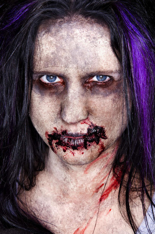 西方人,一个人,站,竖图,室内,特写,白天,正面,房间,欧洲,欧洲人,仅一个女性,仅一个人,阴影,服装,光线,影子,灯光,注视,休闲装,衣服,观察,看,站着,仅一个中年女性,休闲,休闲服,血液,服饰,观看,察看,恐怖,关注,可怕,可骇,恐惧,女人,女性,中年女性,白种人,站立,半身,彩图,淤青