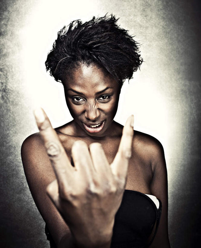 西方人,手,小拇指,一个人,站,竖图,俯视,室内,白天,裙子,房间,欧洲,欧洲人,仅一个女性,仅一个人,阴影,连衣裙,光线,影子,墙,灯光,注视,墙壁,墙面,一个,抹胸,低头,观察,看,手势,站着,张嘴,仅一个中年女性,手部,竖,单个,观看,翘,察看,食指,关注,张大嘴巴,示爱,抹胸裙,爱你,女人,女性,中年女性,白种人,张开嘴,站立,半身,彩图,高角度拍摄