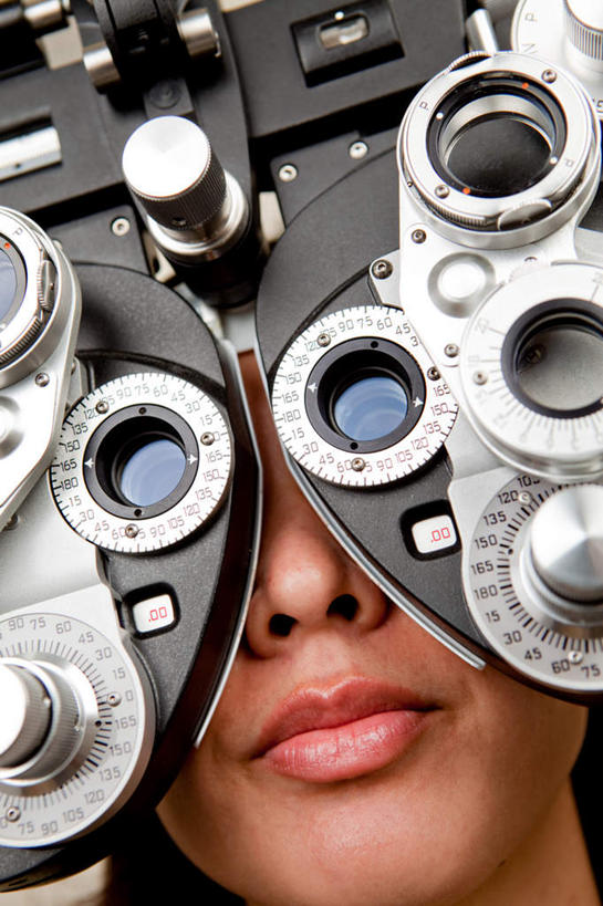 西方人,脸,头,脸颊,一个人,医院,坐,竖图,室内,特写,白天,正面,仪器,欧洲,欧洲人,仅一个年轻女性,仅一个女性,仅一个人,阴影,检查,光线,影子,灯光,注视,观察,看,观看,察看,关注,医疗机构,验光仪,仪表,年轻女性,女人,女性,白种人,头部,脸部,脸蛋,面部,坐着,半身,彩图,病院,诊所