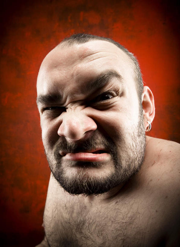 西方人,脸,头,眼睛,鼻子,嘴,耳朵,脸颊,眉毛,睫毛,一个人,站,竖图,室内,特写,白天,正面,兴奋,热情,欧洲,欧洲人,瞳孔,仅一个男性,仅一个人,阴影,反射,影子,开放,注视,裸露,仅一个年轻男性,红色,观察,看,站着,健康,温暖,奔放,活力,积极,激情,眼部,朝气,观看,狰狞,暖色,吉祥,察看,生命,关注,裸,饱满,革命,热烈,赤色,充实,斗志,喜气,主动,男人,男性,年轻男性,白种人,头部,鼻,鼻孔,耳,耳部,睫,口,口腔,脸部,脸蛋,眉,面部,眼,眼睫毛,眼眉,嘴巴,嘴唇,站立,半身,彩图,欢乐,眼眉毛