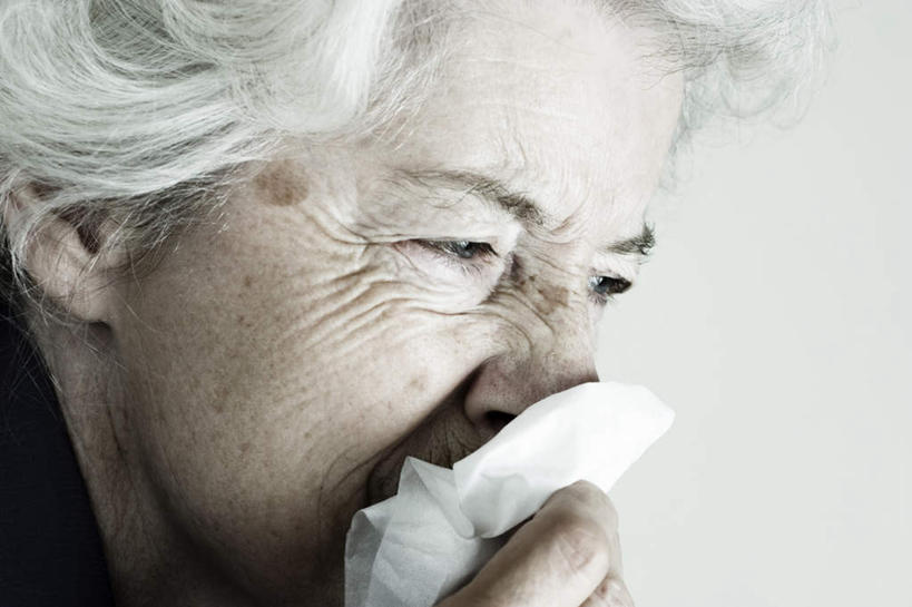 西方人,手,皱纹,一个人,横图,室内,特写,白天,侧面,欧洲,欧洲人,仅一个女性,仅一个人,握,阴影,反射,影子,拿,拿着,注视,纸巾,观察,看,生病,手部,握着,仅一个老年女性,观看,察看,感冒,关注,老年女性,女人,女性,白种人,半身,彩图