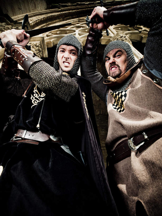 西方人,手,两个人,举,竖图,室内,白天,仰视,安全,门,雕塑,欧洲,欧洲人,表演,阴影,艺术,装饰,反射,雕刻,雕像,盔甲,影子,墙,刀具,防护,注视,墙壁,墙面,扮演,工艺品,门框,刀,观察,看,托,张嘴,手部,观看,纪念,保护,美术,察看,演出,关注,主题,保险,防御,怒视,陈列,张大嘴巴,铠甲,功能,美学,防具,防卫,平安,男人,男性,年轻男性,白种人,张开嘴,举起,举手,举着,向上举,向上伸,向上托,半身,彩图,低角度拍摄,匕首,甲胄