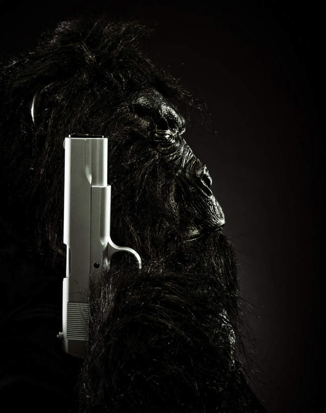 无人,竖图,室内,白天,正面,神秘,阴影,装饰,反射,面具,影子,黑色,手枪,严肃,华丽,修饰,点缀,庄重,含蓄,衬托,美观,雅致,雅观,沉静,中间色,彩图